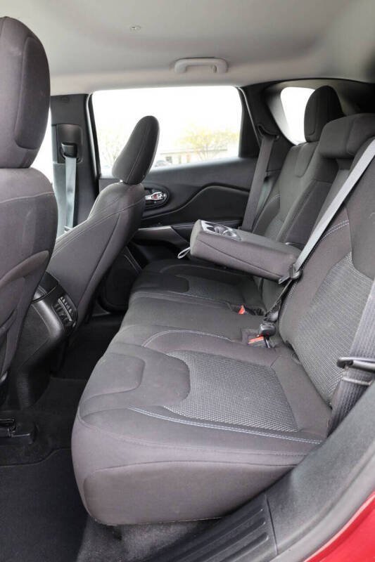 2021 Jeep Cherokee Latitude - Image 16