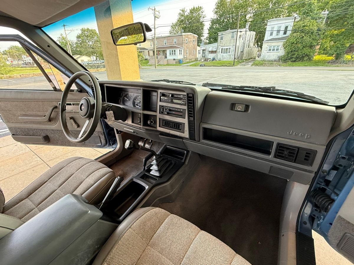 1992 Jeep Cherokee Laredo 4x4 - Image 19