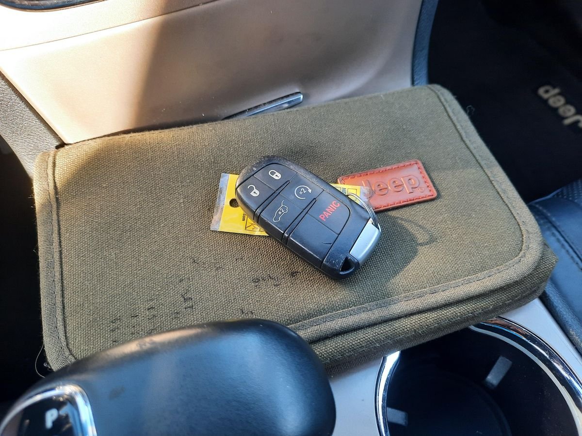 2014 Jeep Grand Cherokee Overland 4x4 - Image 18