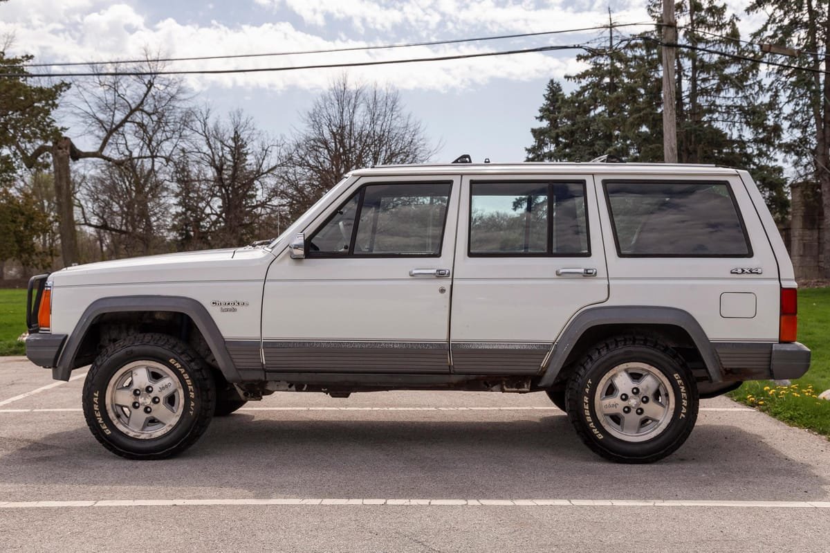 1989 Jeep Cherokee Laredo 4x4 - Image 4