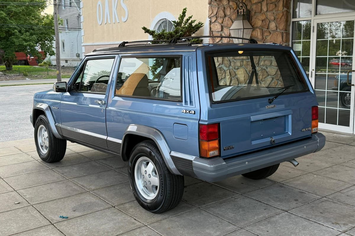 1992 Jeep Cherokee Laredo 4x4 - Image 3