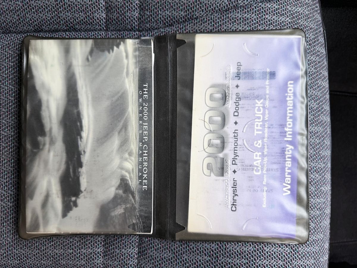 2000 Jeep Cherokee Sport - Image 29