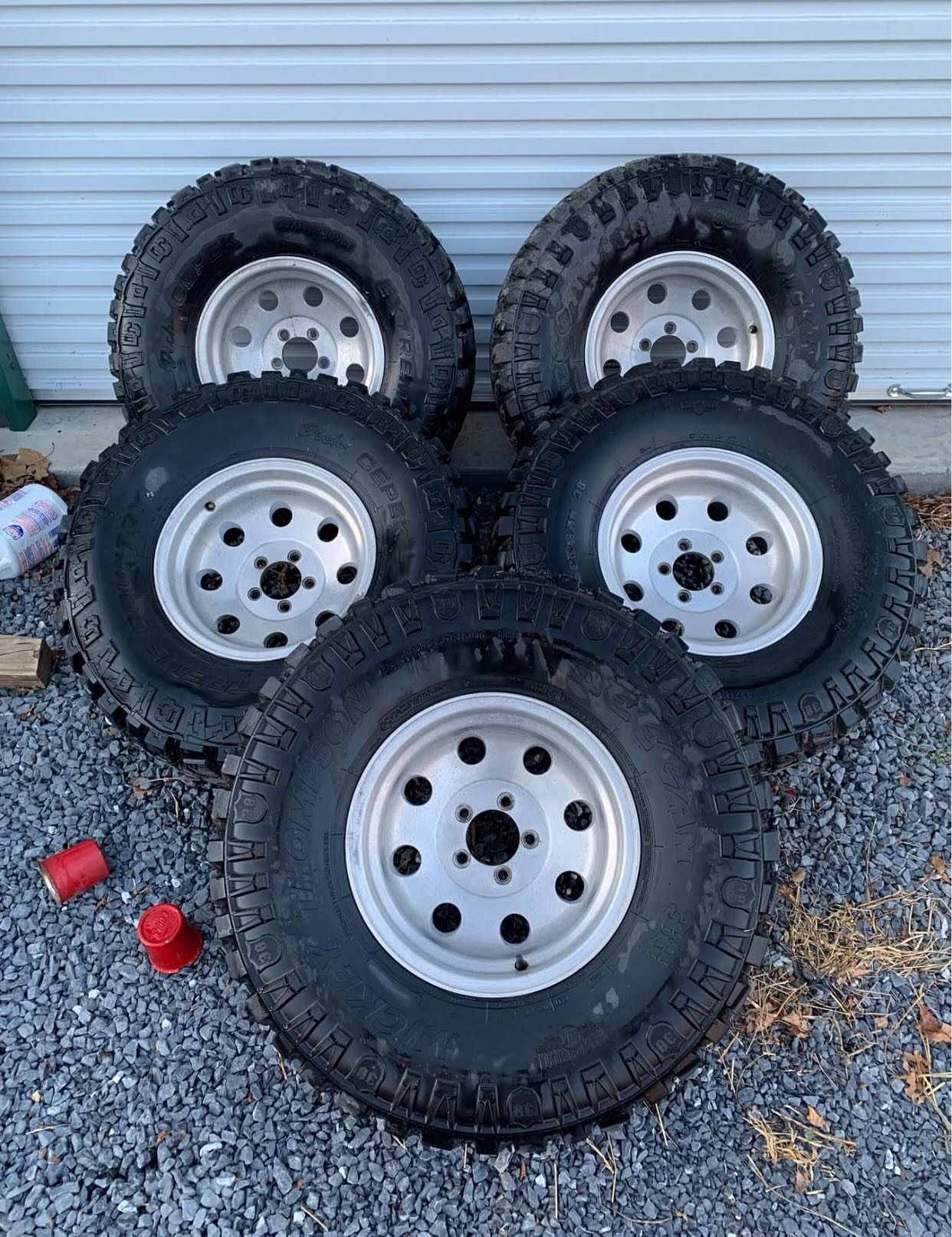 alloy wheels with 33x12.50r15 tires.