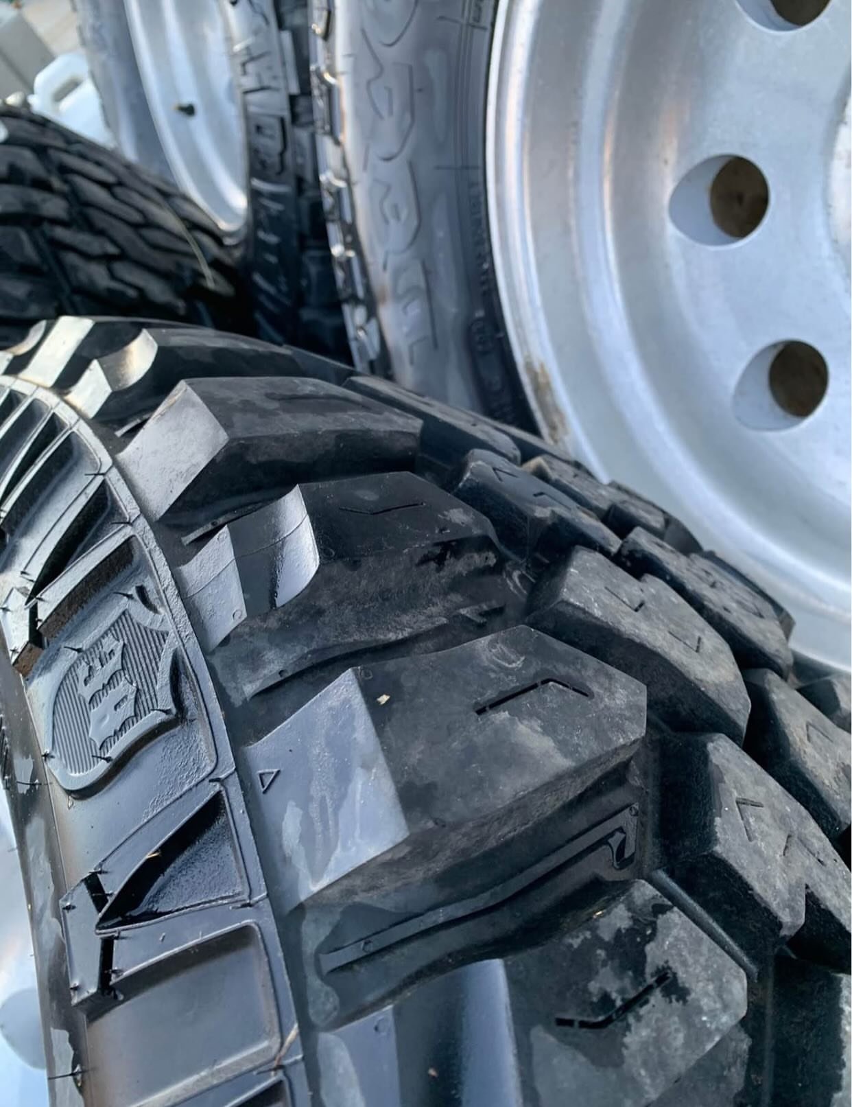 alloy wheels with 33x12.50r15 tires. - Image 5